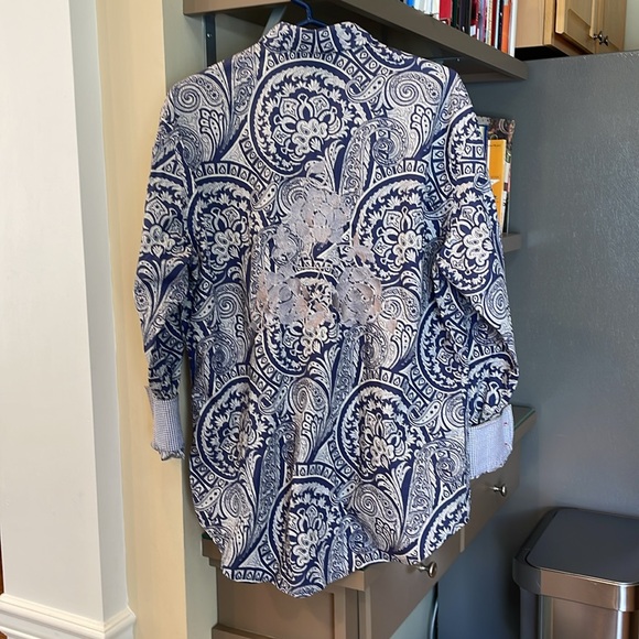 Robert Graham men's size M shirt. Great condition. - Picture 5 of 5